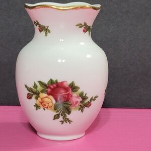 Old Country Rose Royal Albert 3 1/4" Vase
